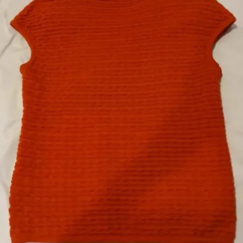 Woman's Sleveless Shirt - Picture 6 of 7